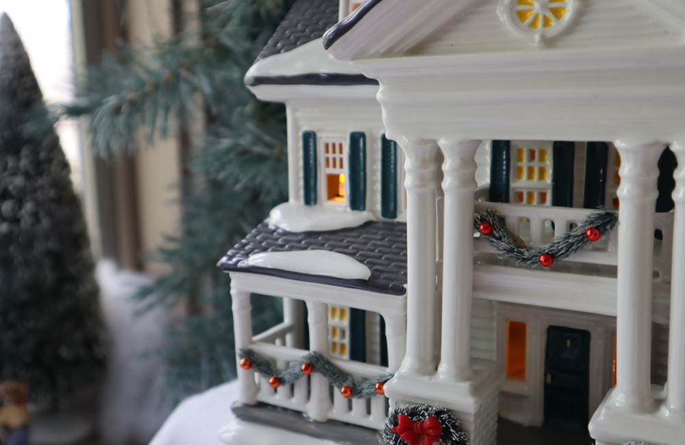 From a bustling downtown city to Santa’s village at the North Pole, Department 56 villages help you celebrate the holiday season with collectible buildings and accessories.