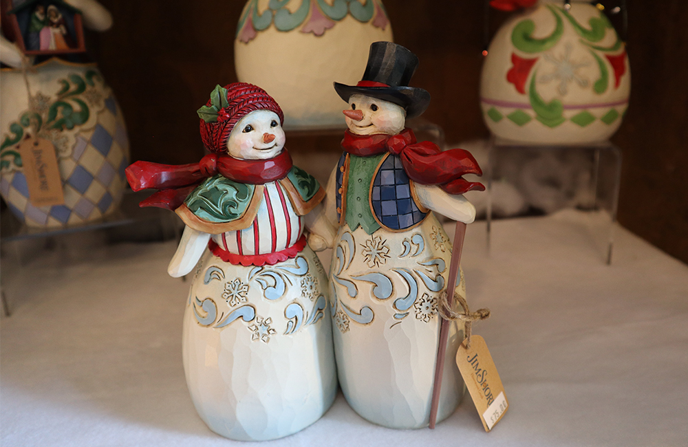Beautiful resin snowmen and women, nativity scenes, and folksy Santas in many themes make a perfect gift or holiday decoration. Highly detailed figurines feature colorful quilt patterns and a handcrafted look.